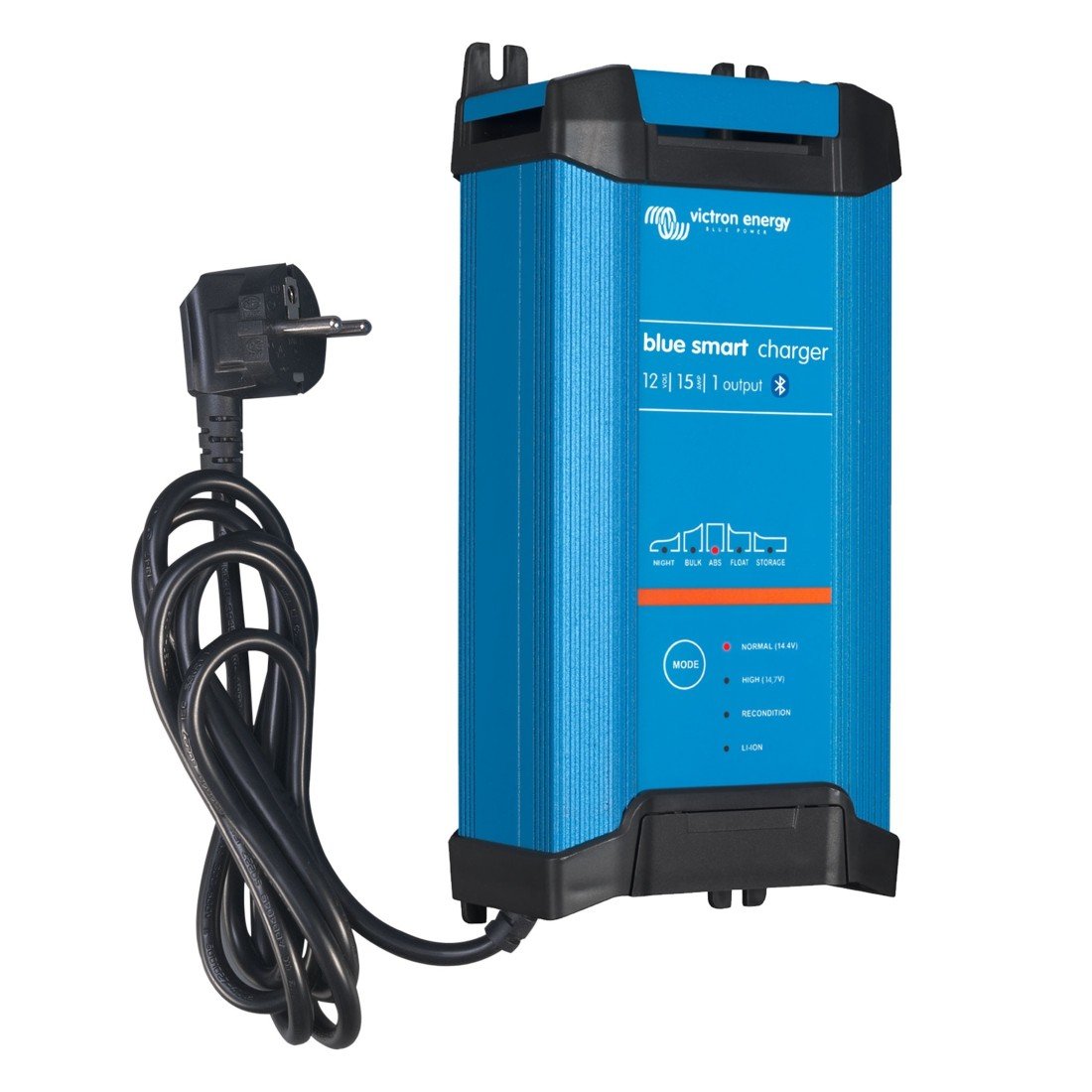 Caricatore ricarica batterie blu con spina italiana collegato a una fonte, posto verticalmente.
