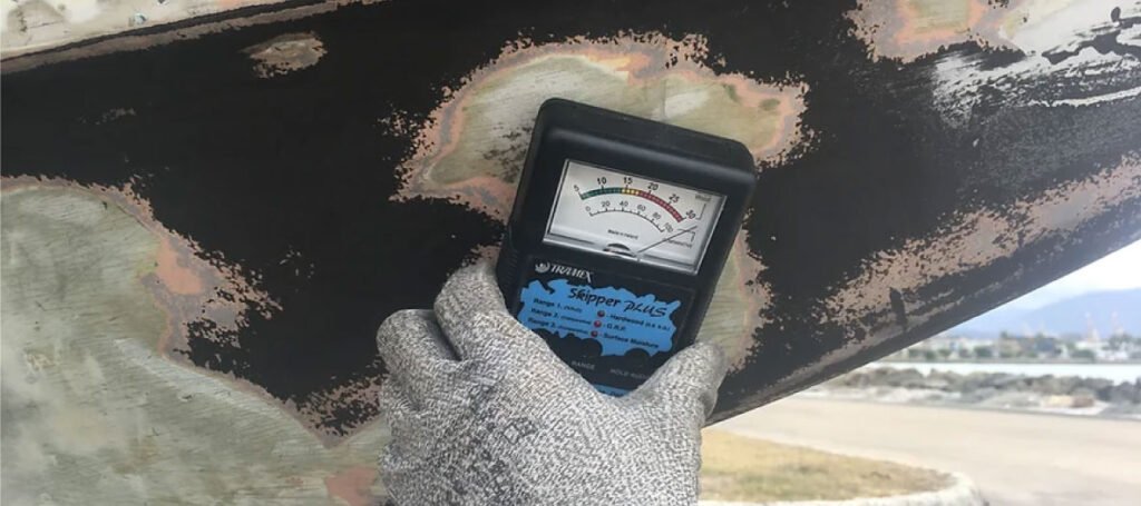Misuratore grado di umidità applicato alla carena in vetroresina durante il controllo dell’osmosi per trattamento barca
