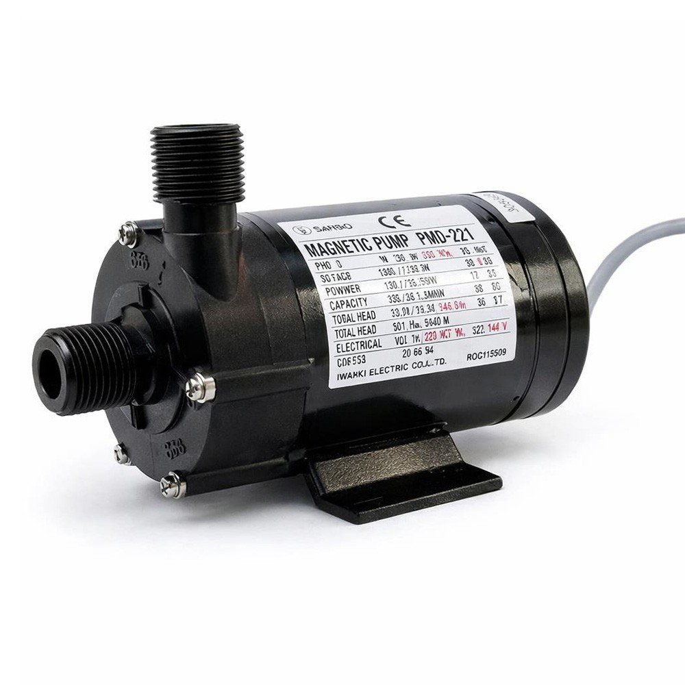 Piccolo elettropompa magnetica nera con etichetta tecnica, raccordi filettati e supporto metallico.